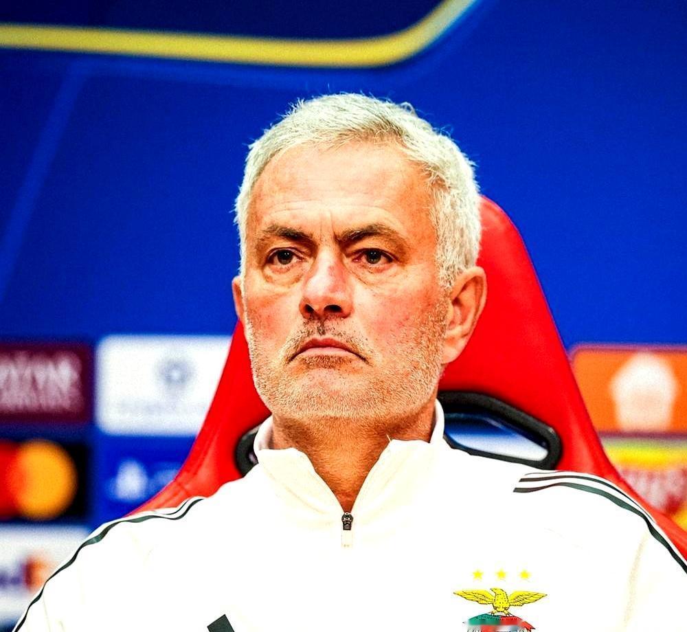 4500万违约金，穆里尼奥把战术板拍出了声，发布会现场的空气仿佛凝固了，记者们盯