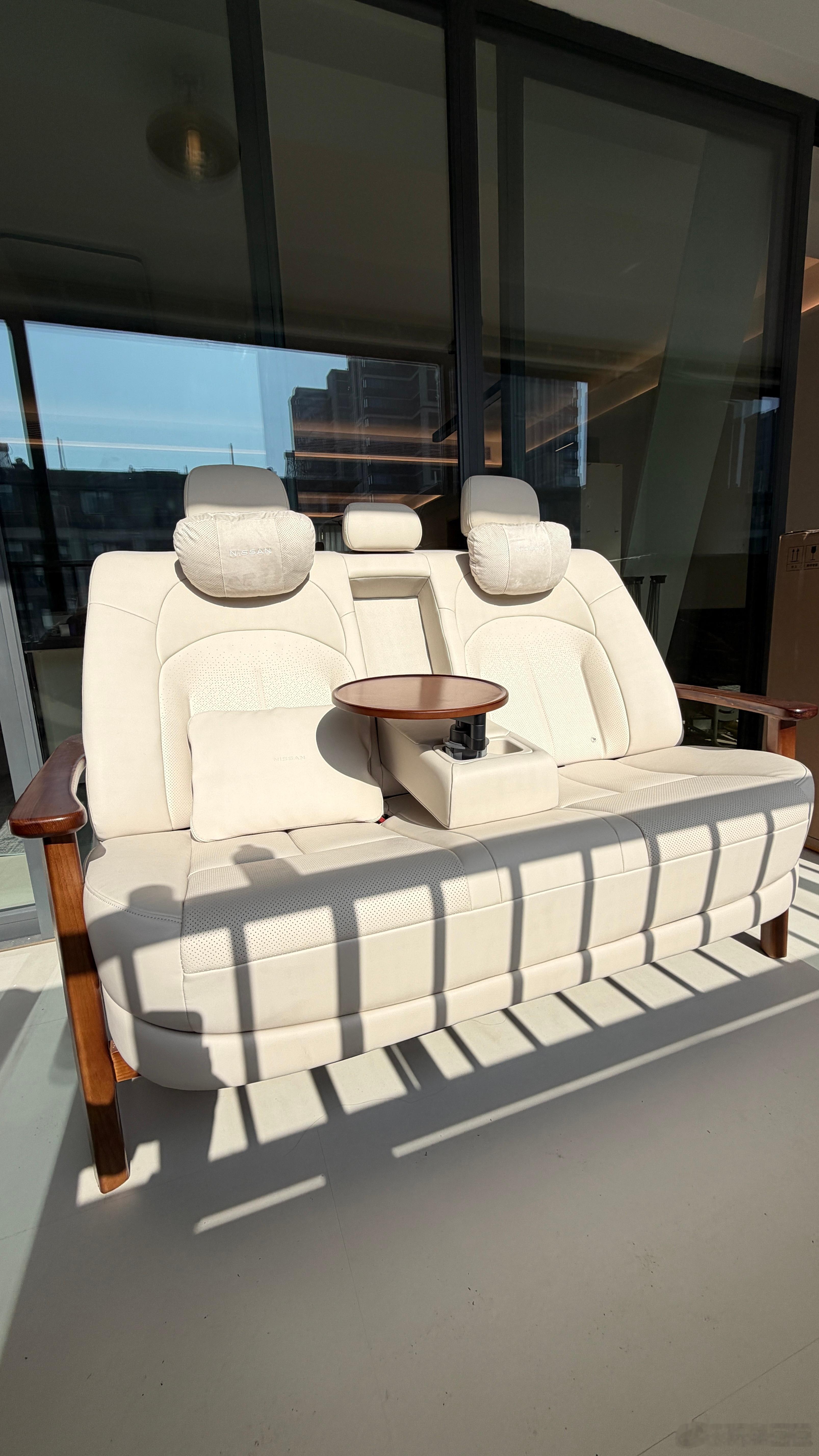 最近工作室在装修，我的东风日产N6大沙发🛋️只能放在阳台了！下午晒太阳，有了它