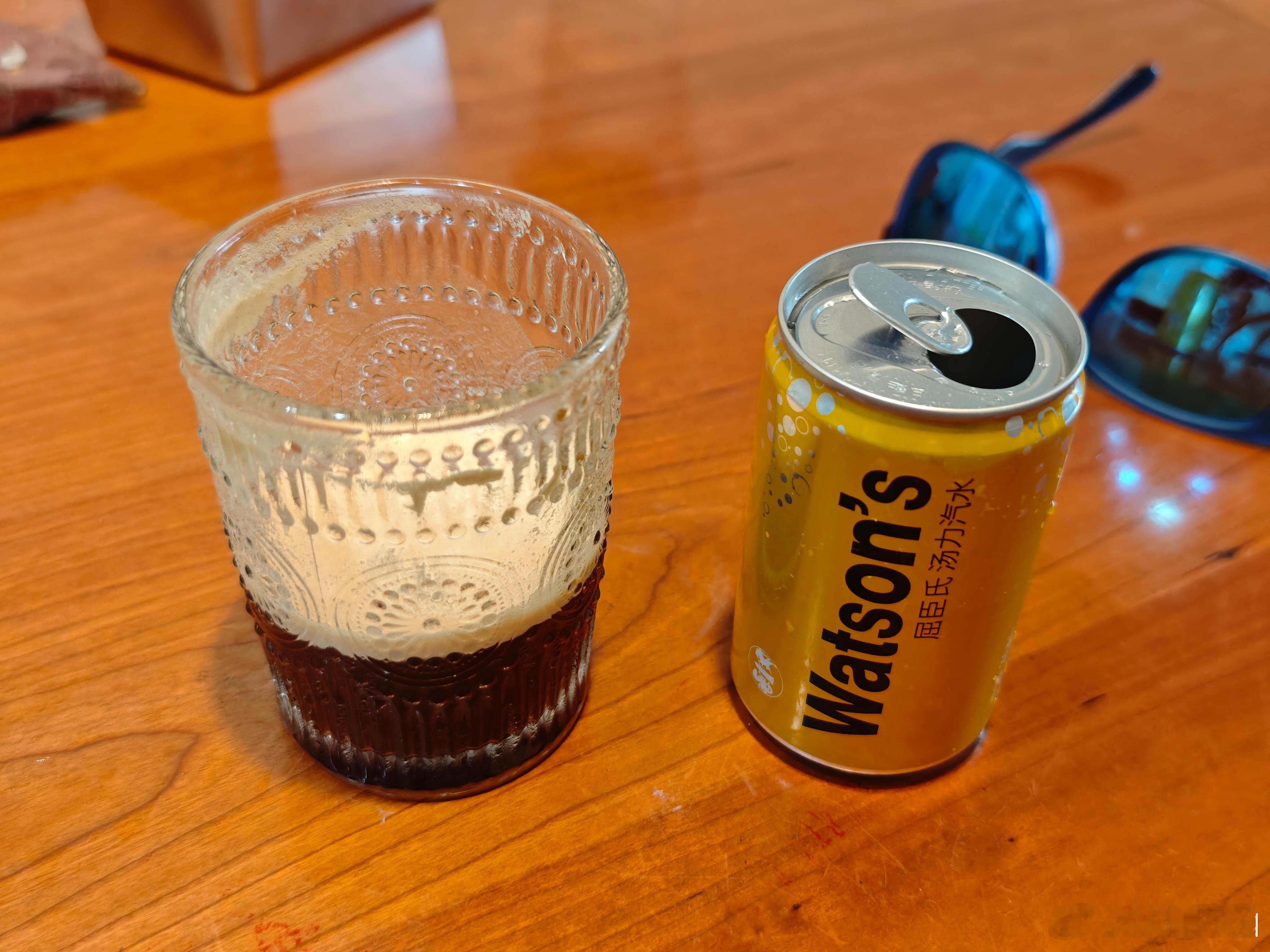 试了一下汤力水+浓缩咖啡+冰块，味道一般般，不至于难喝，但是也不好喝。不过汤力水
