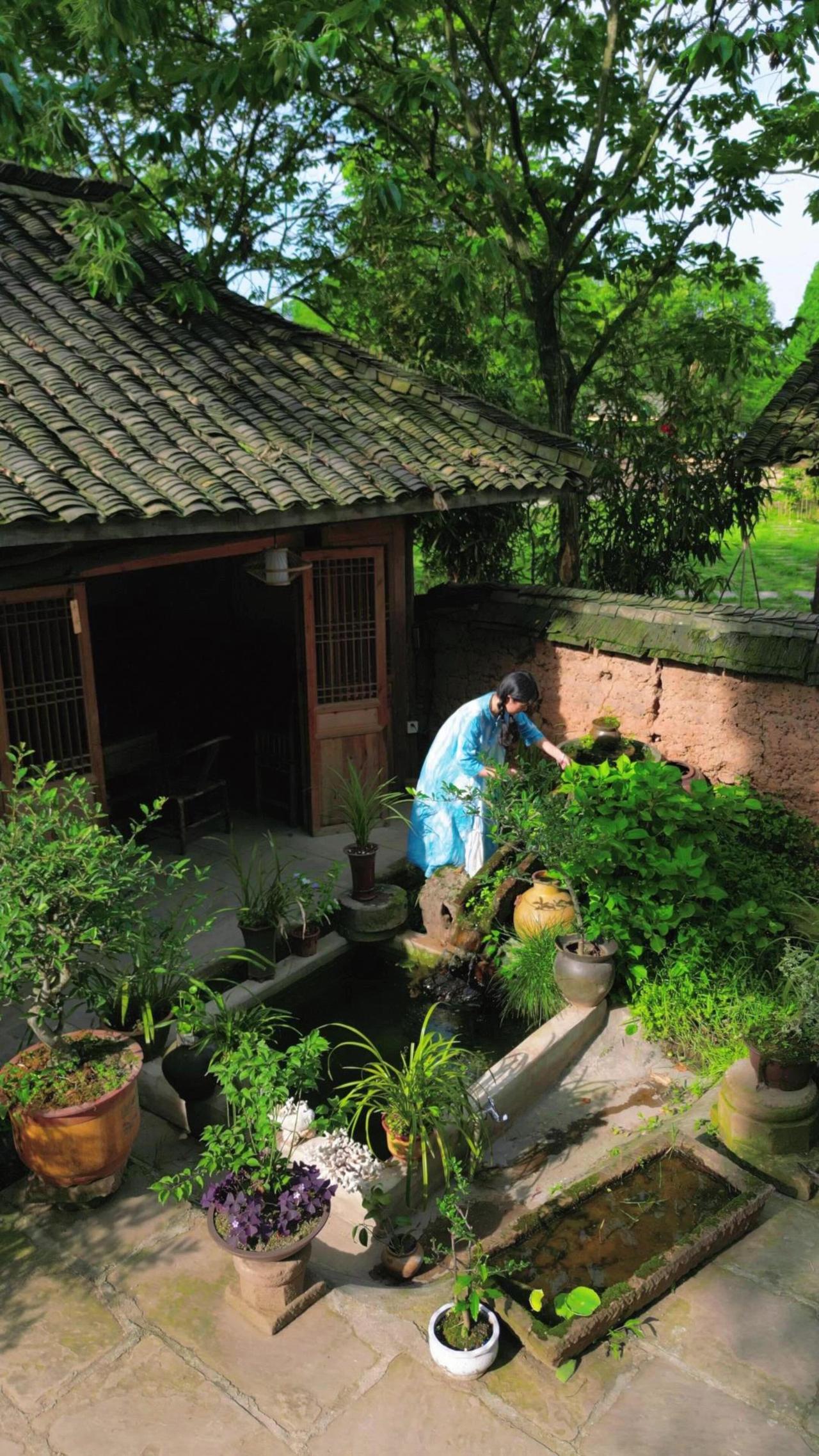 四川一女子晒出自己生活状态，她住在百年老屋里，古色古香的，如世外桃源般的生活，让