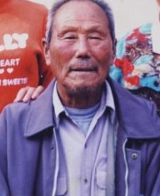 1950年,一名人高马大的土耳其士兵,见志愿军战士董明德筋疲力尽,便想趁机弄死董