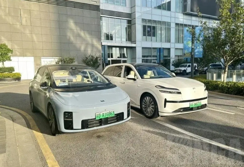 目前热度最高的两台车同框了，不吹合不黑，到底哪个外观更好看呢？我觉得一台造型