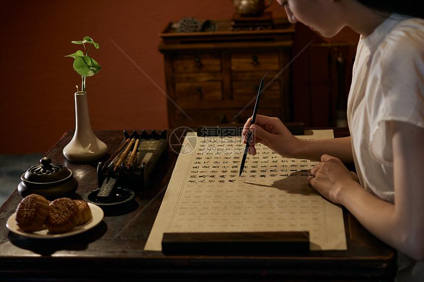 给自己一句话，你会说什么?一定要管住自己。这是一个人最重要的事。没有强大的自制