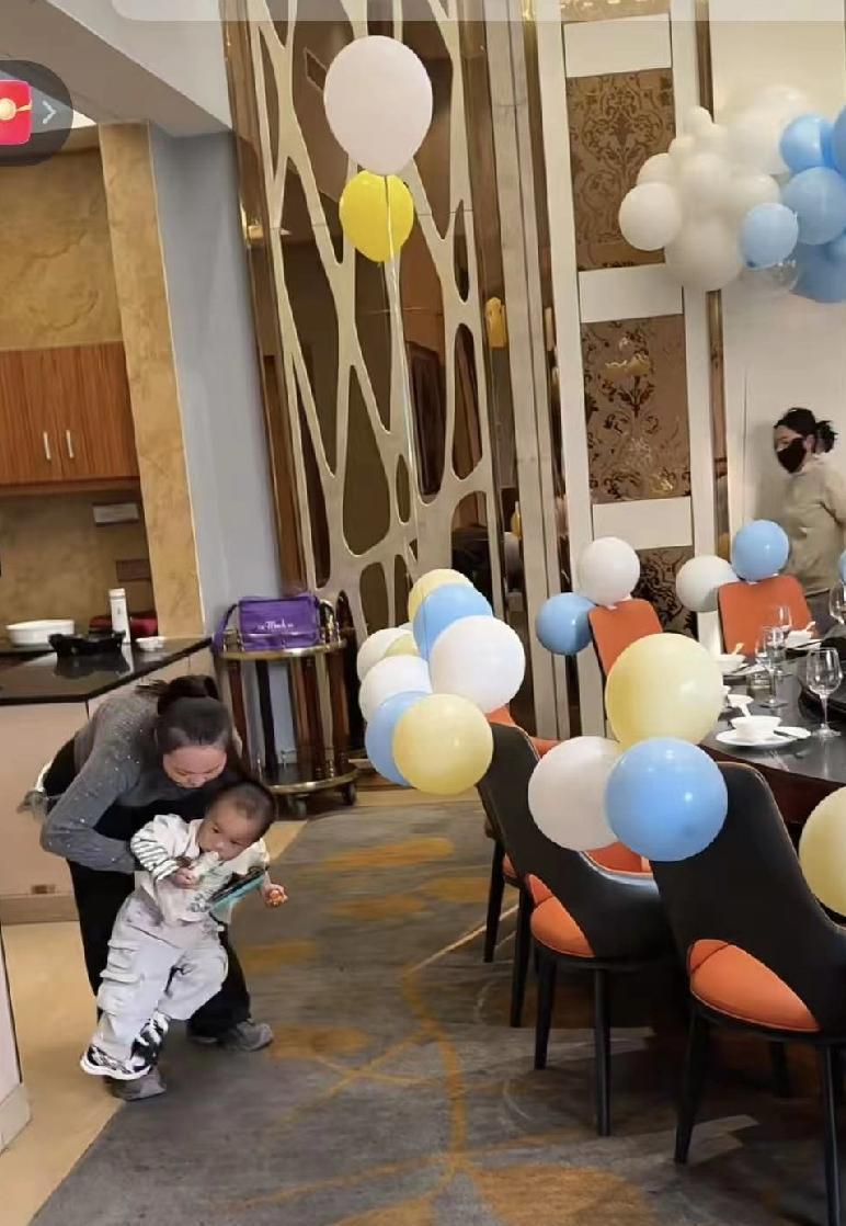 真正得势的根本不是原配。庆生宴上，甘太手腕上那只满钻鹦鹉螺晃得人眼晕。苗苗母