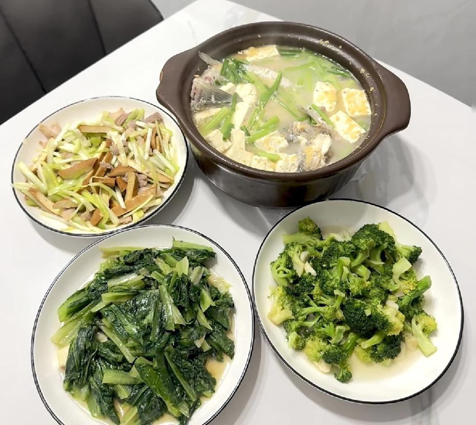 年纪大了，为了健康，要舍得吃的20样。1、燕麦，早饭冲一碗。选无糖的，顶饱还稳