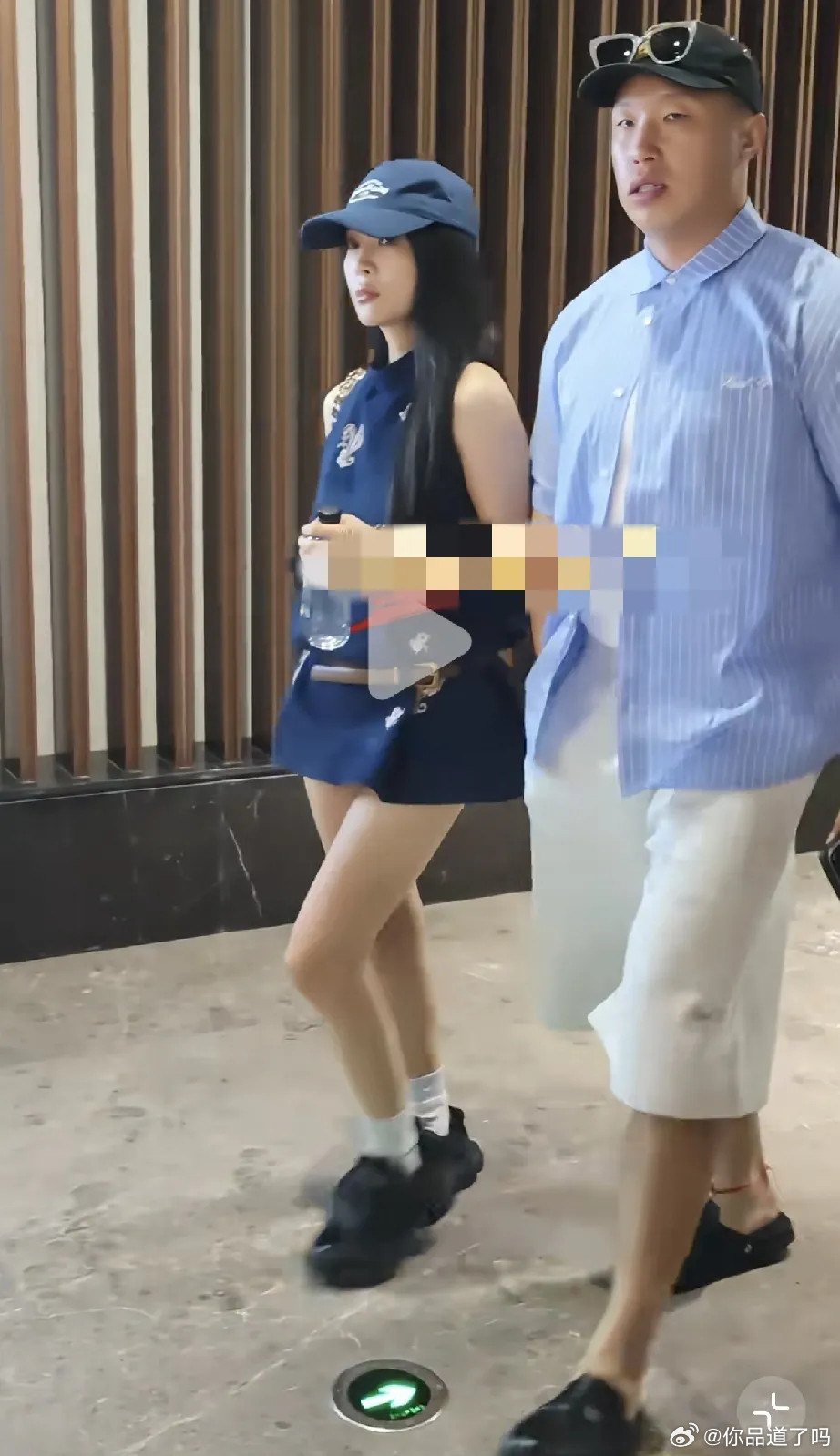 烧饼带着妻子郑胡昕到北京参加孟鹤堂的新电影《小气鬼》首映礼，饼嫂虽然个子不高，但