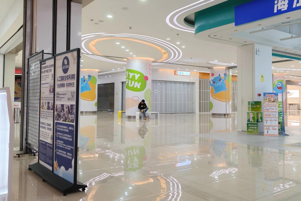 百货商场的现状，不论你曾经多么豪华，多么风光无限，现如今都是一地鸡毛，以广西省会