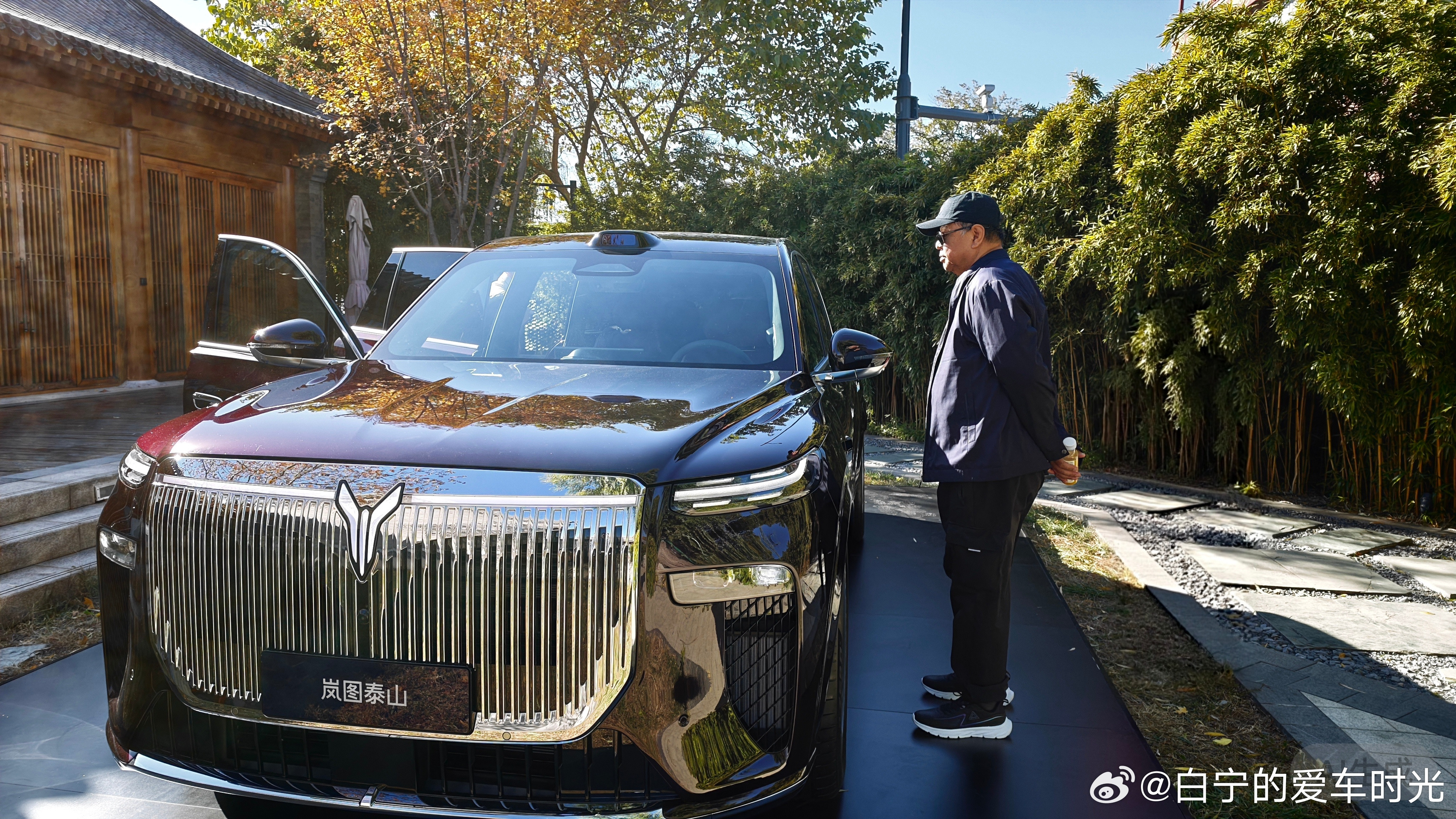 泰山首发就在鼓楼，离我家十五分钟，正好把我家的准车主老白同志带来一起看看车，他对