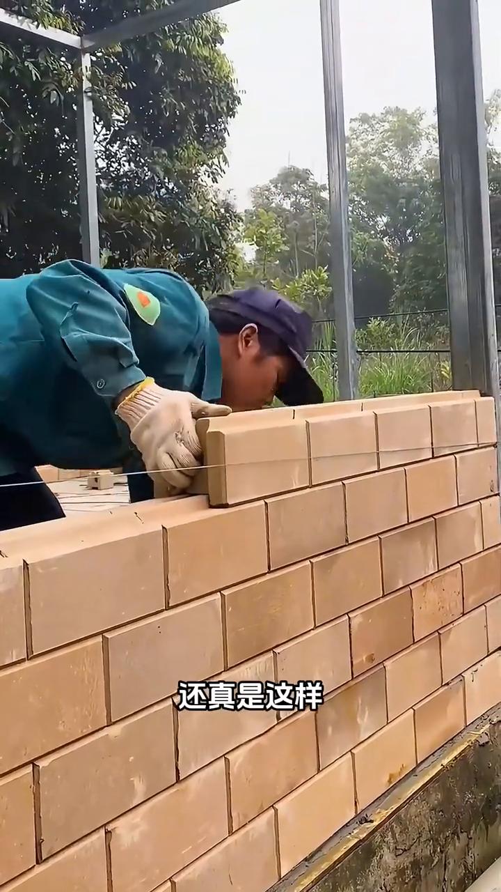 有人问：为什么越南人砌墙不用水泥？难道他们用的砖不需要靠水泥来粘合吗？没错，还真
