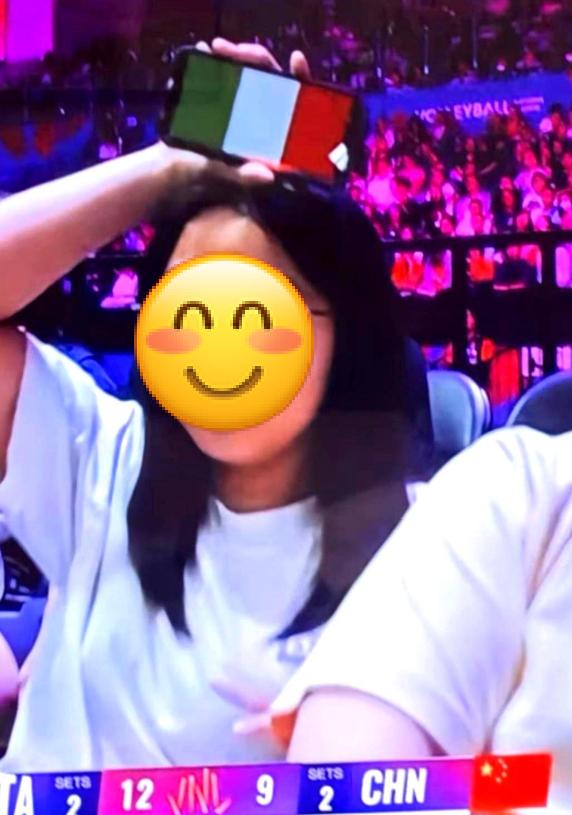 中国女排在香港打比赛，现场居然冒出一批人，不给自家姑娘加油，反而把手机屏保全换成