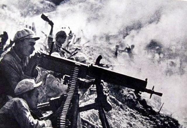 1951年，一挺美国重机枪落到了我志愿军战士余新发手上，但奇怪的是，上了战场后，