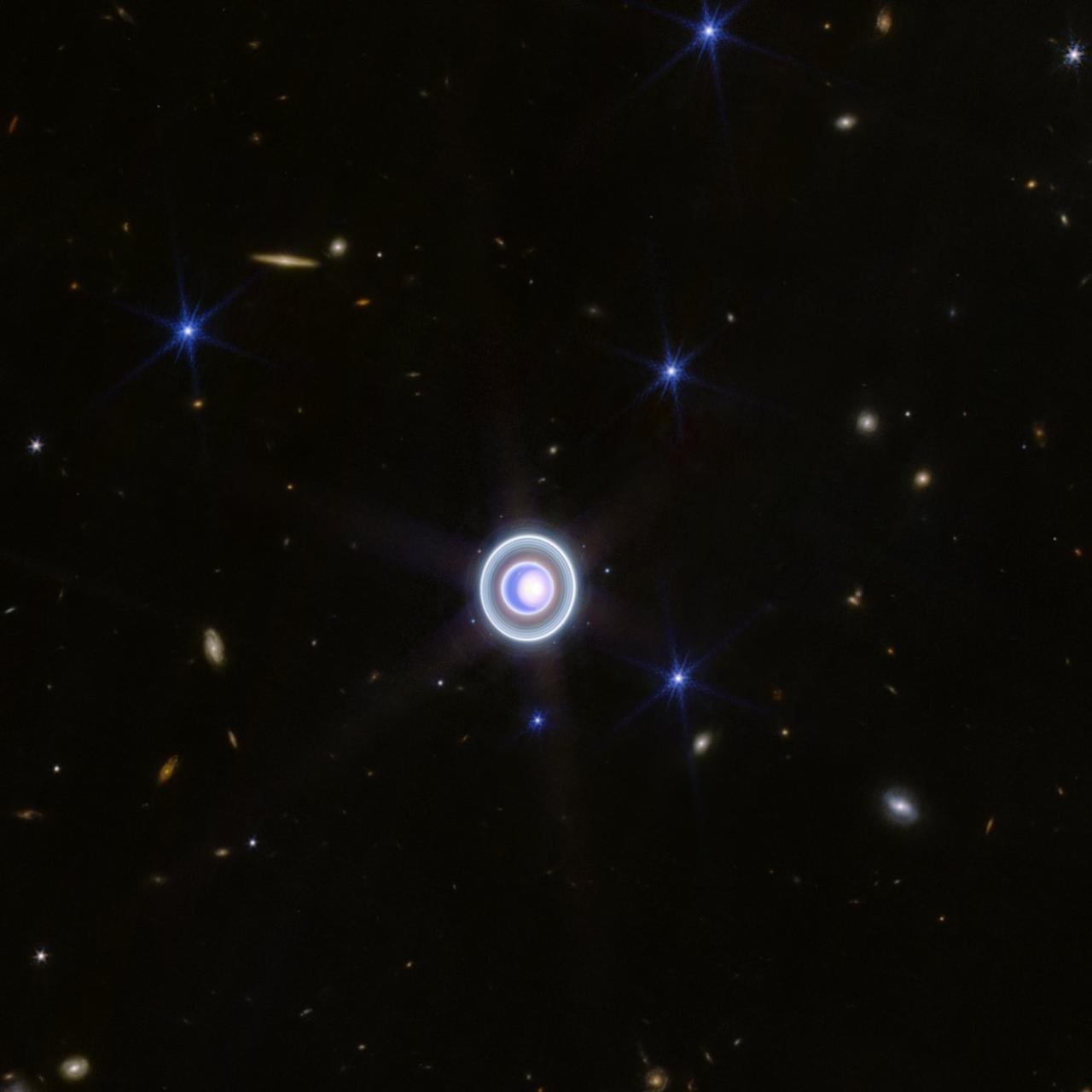 美国宇航局詹姆斯·韦伯太空望远镜拍摄的天王星图像。图像以惊人的细节展现了天王星暗
