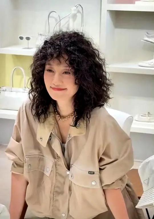 50岁马伊琍爆炸头亮相，神似步惊云看懵网友！为新剧牺牲太大!妈呀！这还是那个干