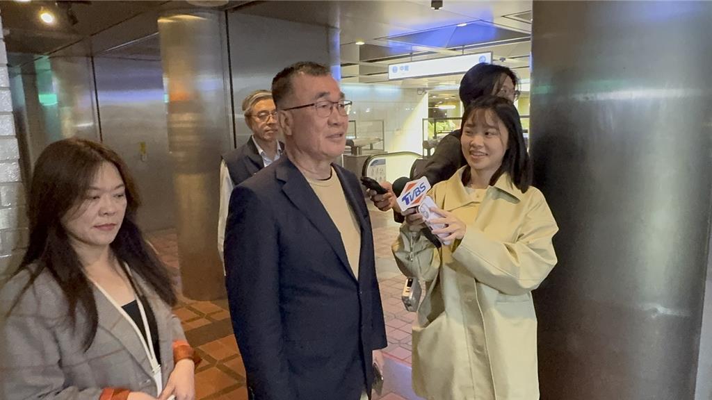 国民党新北市长提名让人雾里开花，侯阵营言之凿凿春节前确定人选，但李四川否认节前辞