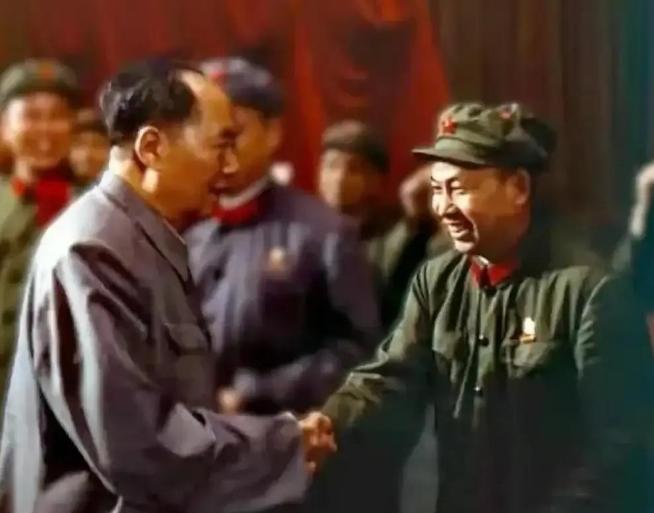 1968年，毛主席在人民大会堂接见军队高级将领，当他走到开国上将李天佑的面前时笑