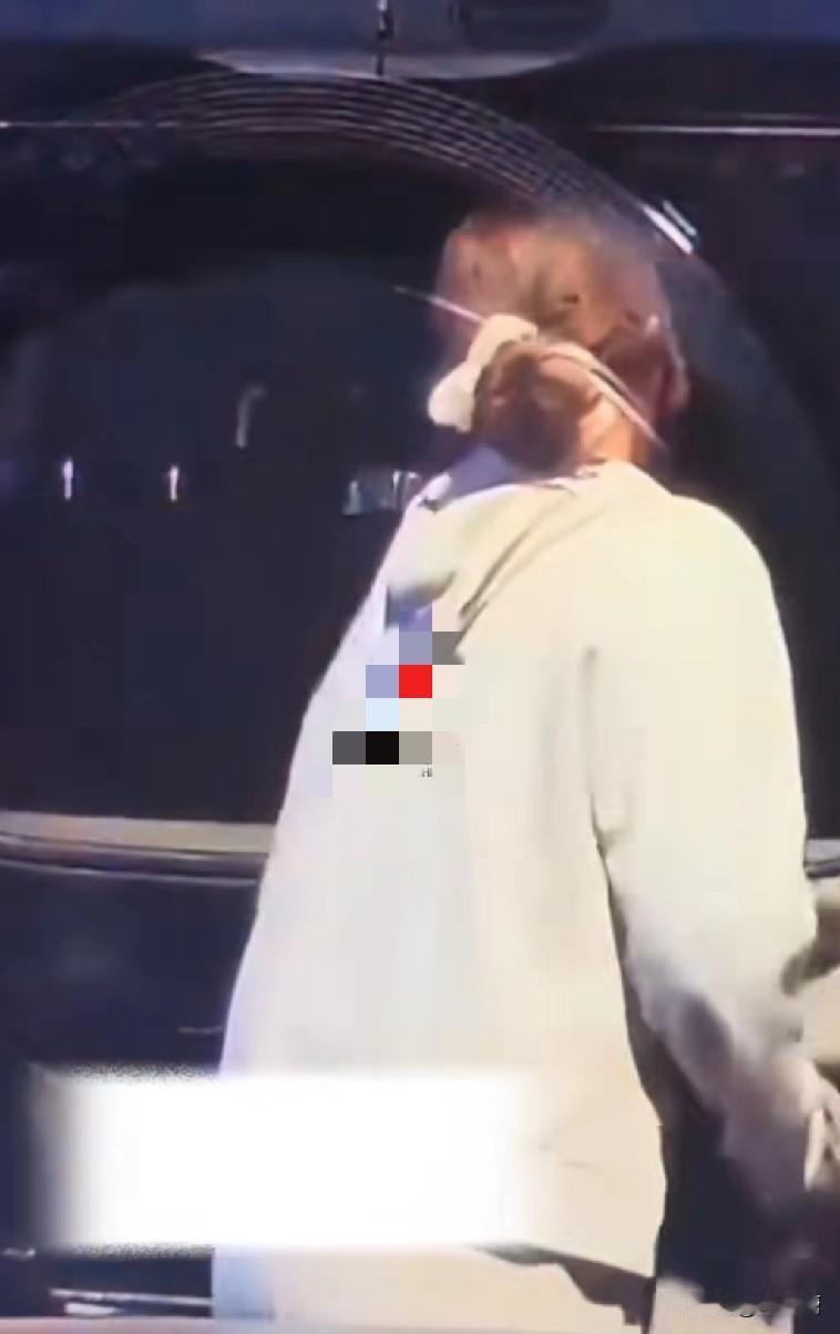 两个女子开车的时候发生了刮蹭，这本来是件很平常的事情，可没想到其中一女子在等交警