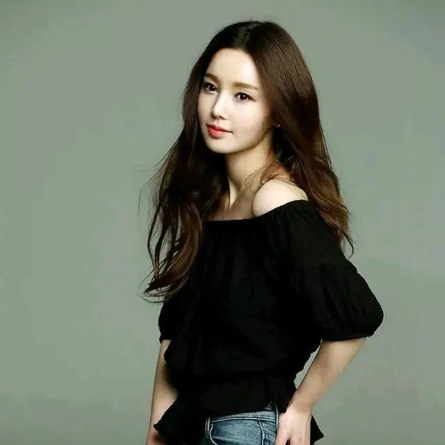 温柔如水的女神，黑色上衣搭配牛仔裤，优雅又随性。女牛仔裤穿搭黑灰牛仔裤穿搭黑