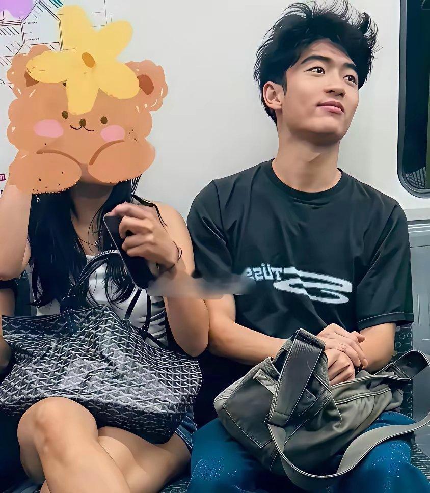 谢霆锋的儿子颜值怎么差那么多，父母都那么好看，他咋长得这么普通​
