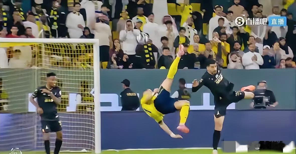 凌晨三点，利雅得胜利的客队球迷区突然爆发出山呼海啸般的尖叫。当转播镜头扫到替补席