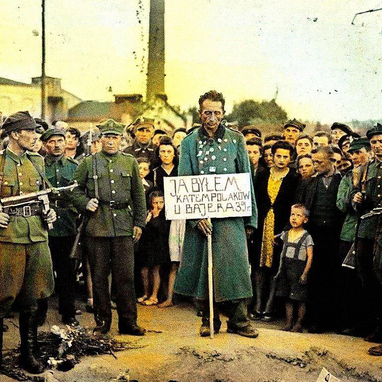 1945年4月的修复照片，德国集中营指挥官阿道夫·威廉姆斯在波兰被处决前被迫举着