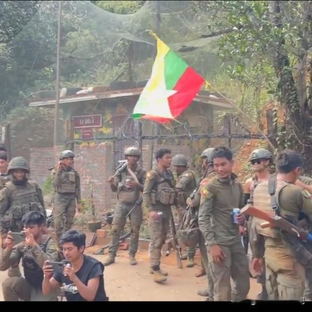 僳僳民团展示战果据缅媒消息:4月13日，缅军与克钦军在克钦邦帕敢