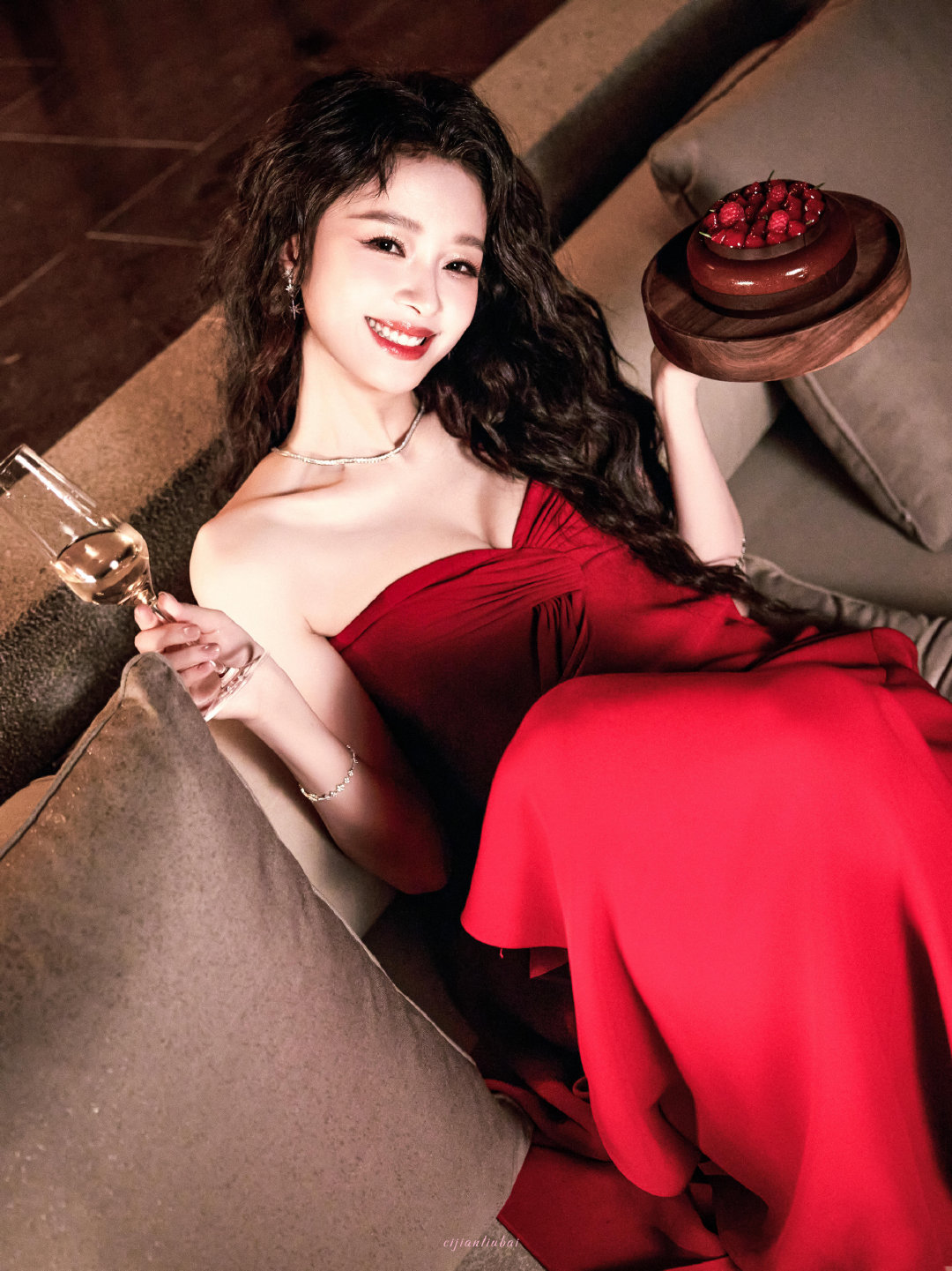 孙怡红裙摇曳夜色之间，铆钉高跟衬出风情，祝大家国庆喜乐，万事兴旺。#孙怡盗网友神图发朋友圈#​