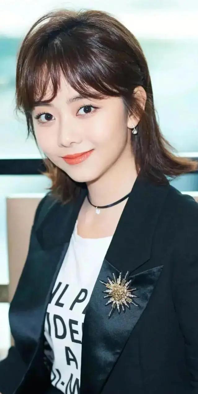 你知道有哪些明星拥有娃娃脸的吗?演绎圈娃娃脸的女明星不少谭松韵是内娱最具娃娃