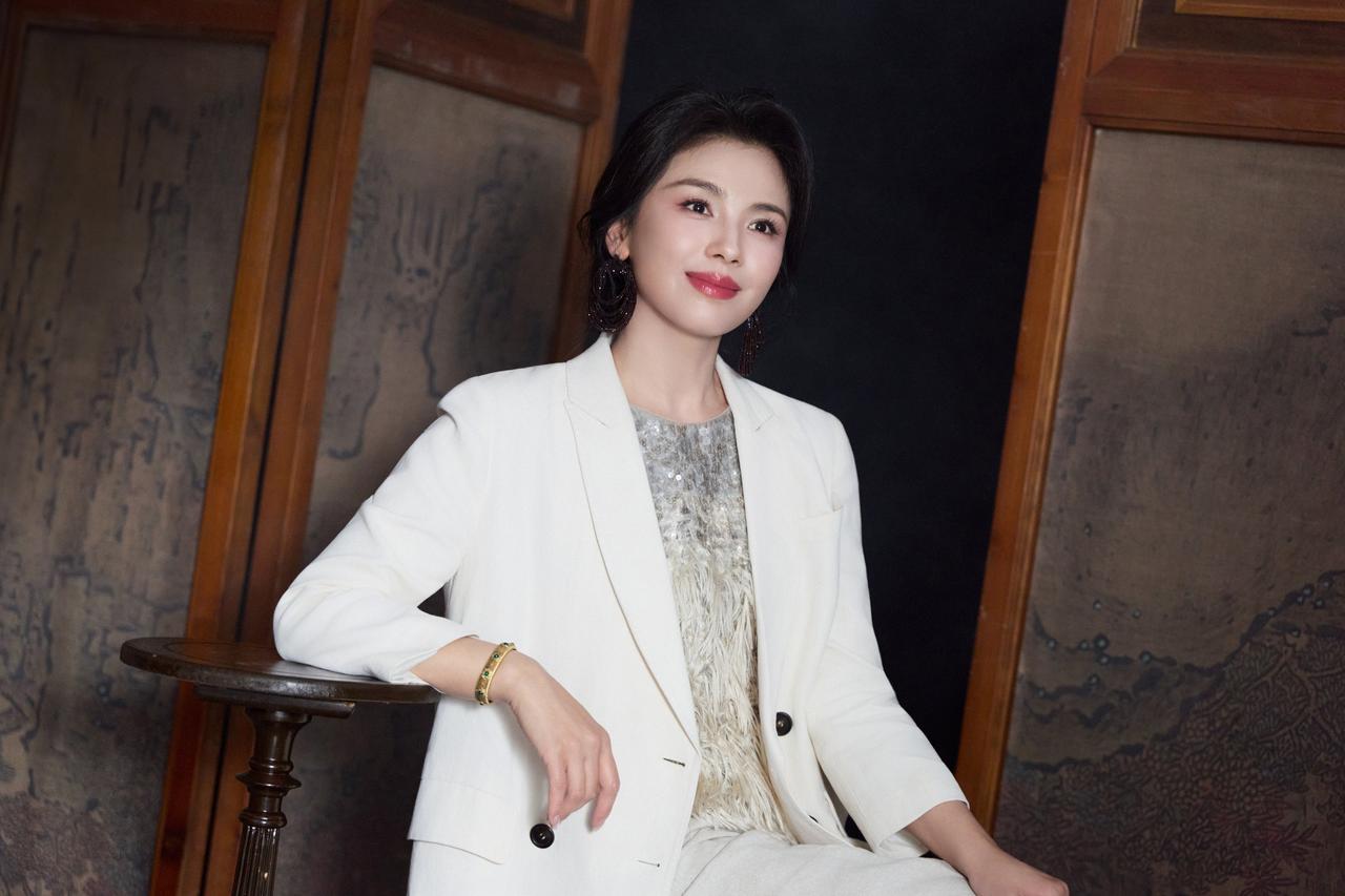 刘涛此次为《食神百厨大战》活动打造的造型，完美诠释了“高智感”与“清冷温柔”的知