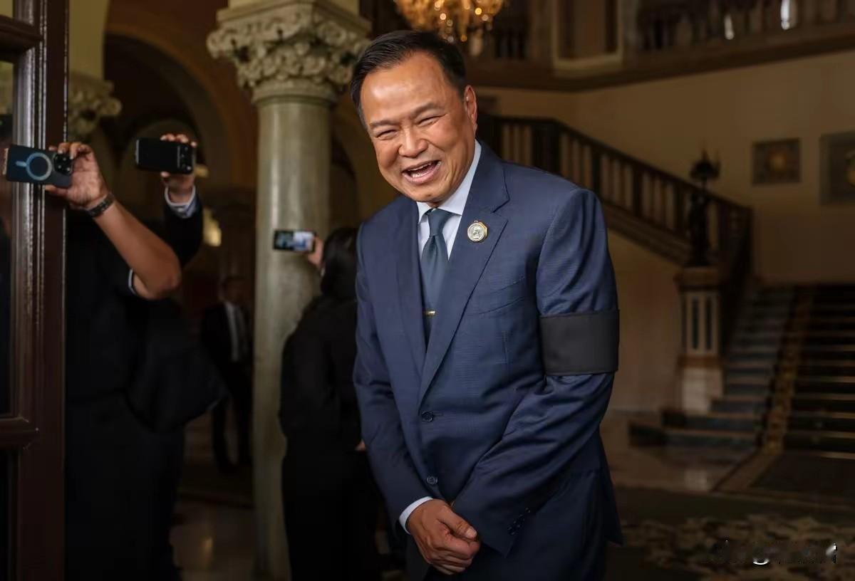 手握22票的阿披实被问到有没有收到阿努廷的组阁邀请，他没有正面回答，只是说不管有