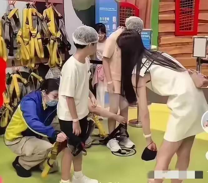 两个孩子从小在湾湾上学，湾湾学生从幼儿班开始，和北京教育方式不一样，内地从小学拼