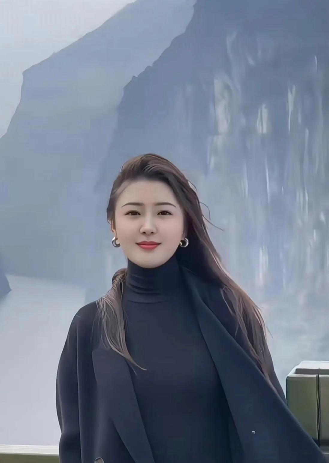 相忘于江湖文/半岛诗人我们曾在命运的浅滩相逢如同星子落入同一片夜空目光