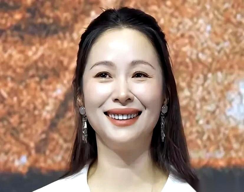 我现在才明白，张艺谋当年那句“脸千万不能动”，含金量有多高。真的，不是开玩笑。