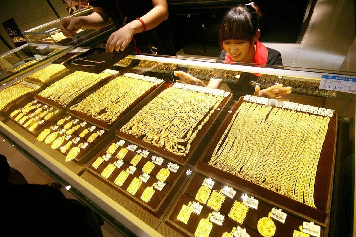 黄金市场变天了！周大福老凤祥上半年关店近500家，首饰没人买，投资金条却被抢疯了