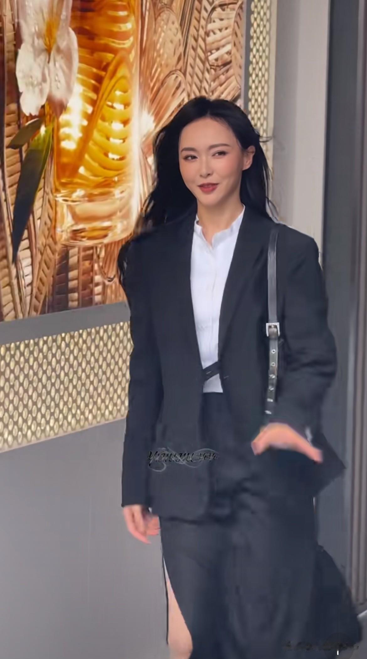 7月17日，唐嫣久违出席线下品牌活动白衬衫配黑西装，都市摩登感十足，面对大家夸