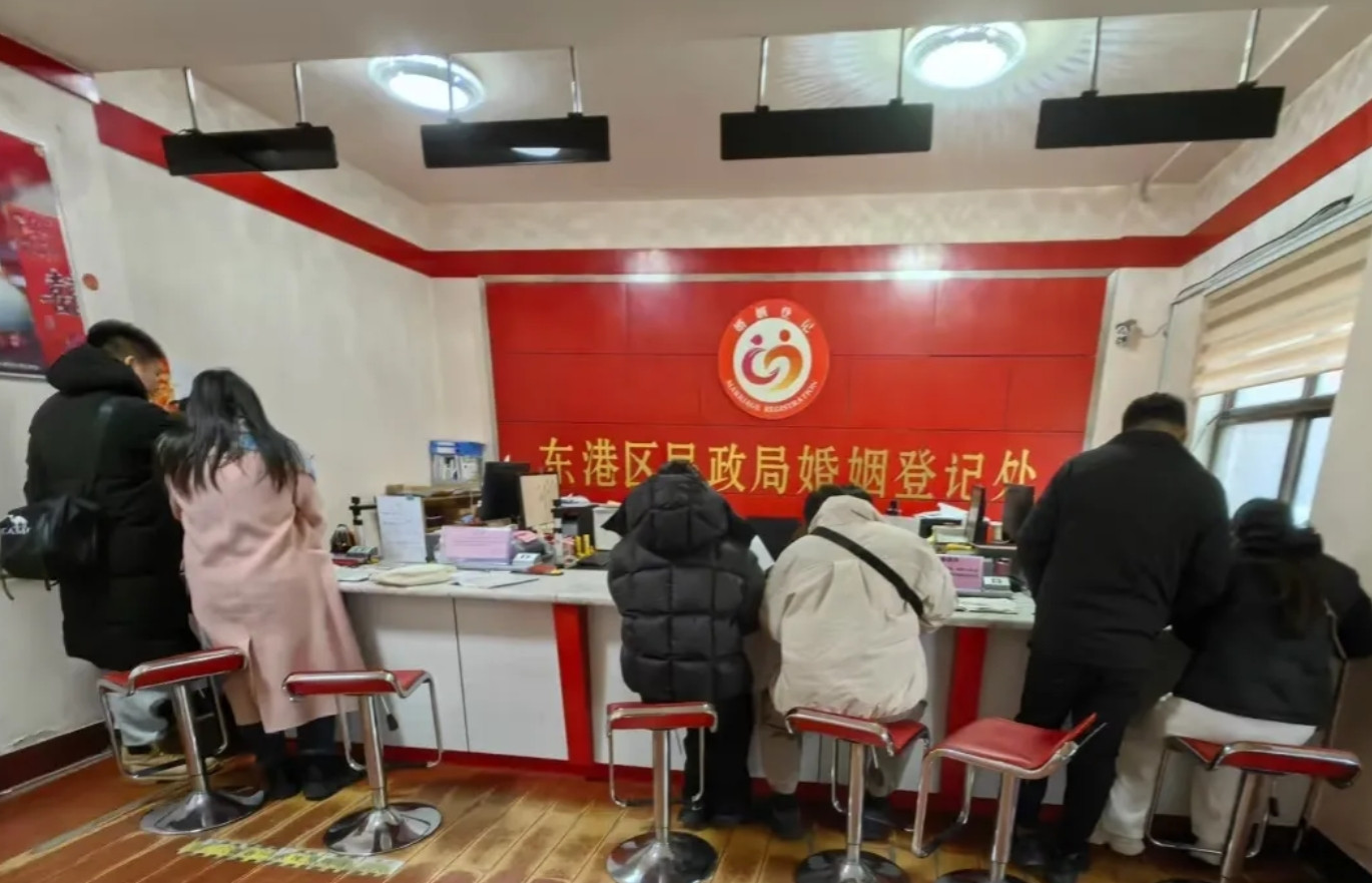 今天和老公离了婚，从民政局出来，我对他说跟我回家再住一晚吧，他默默的跟我回了家，
