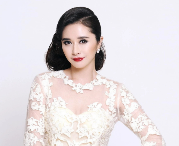50岁的何美钿近日晒旅游照简单T恤牛仔依然少女感十足，被赞“吃了防腐剂”。她5