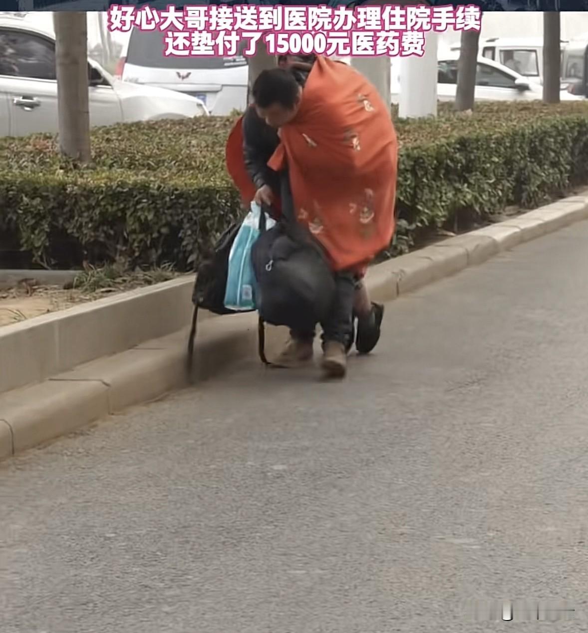 广东东莞，男子东拼西凑5000元，带病重的母亲去城里看病，他舍不得打车，背着母亲