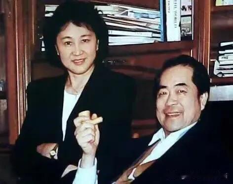 这是画家范曾年轻时候跟前妻的一张合影，妻子温婉贤惠，一眼看过去好有气质，应该是会