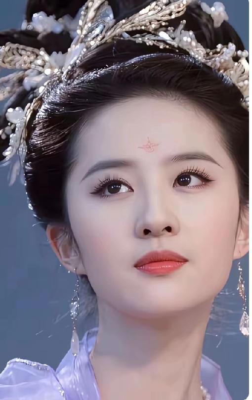 敢说，刘亦菲嫦娥的造型完全符合中国审美的标准。五官精致带着一点小肉肉，珠圆玉