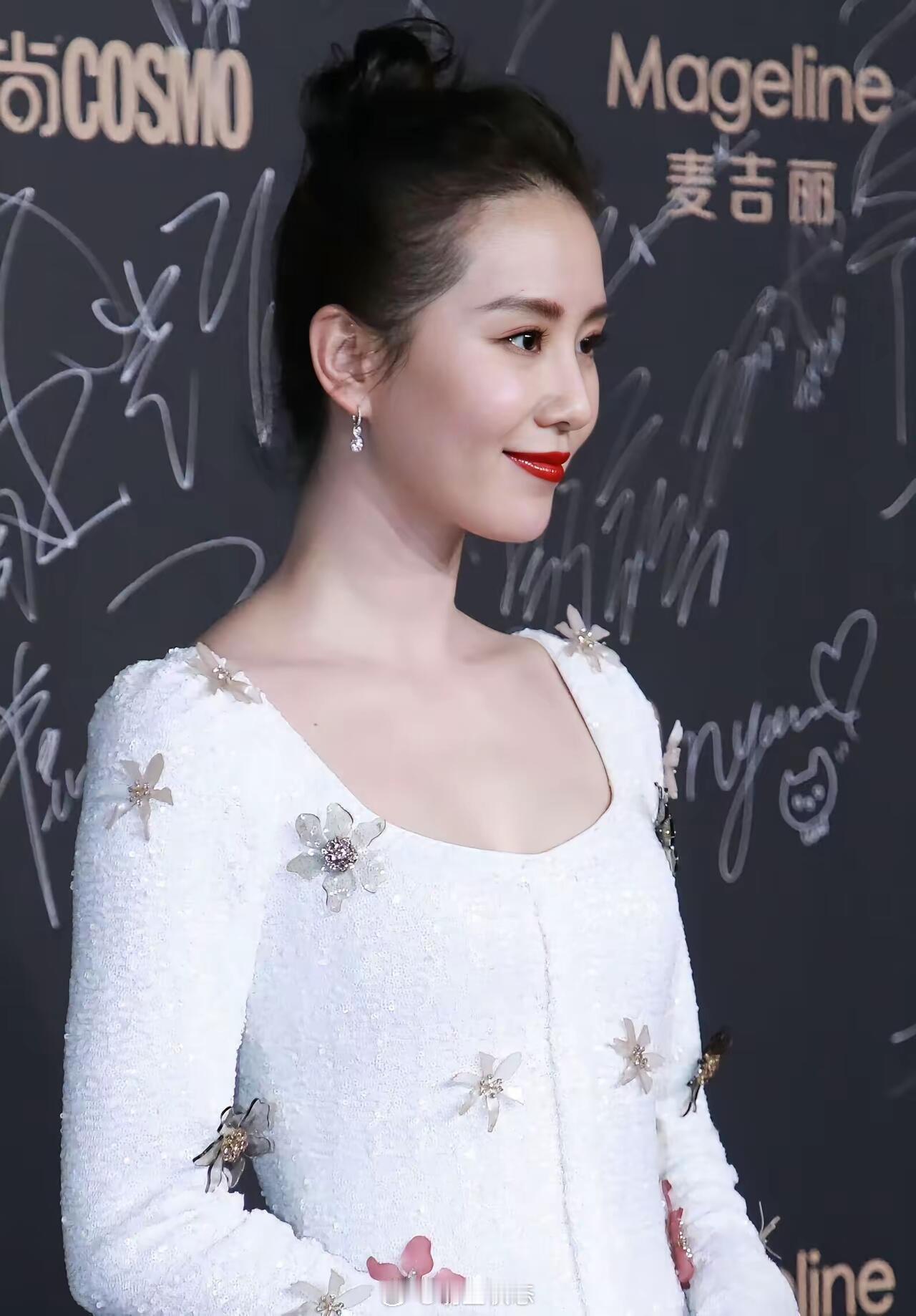 第一次见刘诗诗穿这么低的衣服​​​
