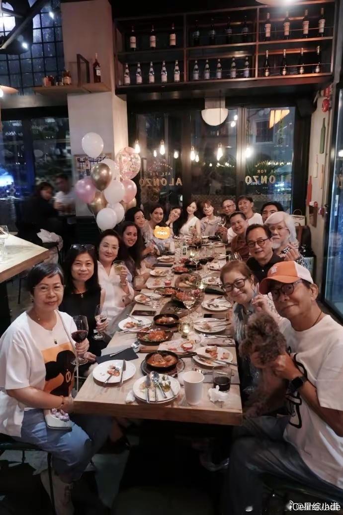 韩庚为老婆庆生，卢靖姗挺孕肚抱女儿，大夏天穿毛衣外套超抢镜​​​