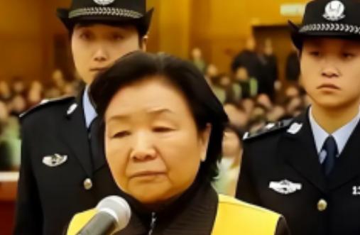 明年，2027年，她就要出狱了。让30万孩子受害的三鹿原董事长田文华，被判无期，