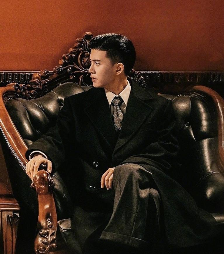 当《风与潮》里任嘉伦一登场，瞬间掀起一阵清爽风暴！他摒弃“油头粉面”的浮夸，以自