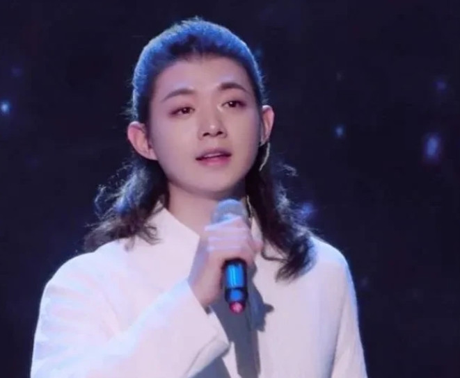 1992年，霍尊2岁那年，父亲火风和母亲仲小萍离婚，为避免儿子受到伤害，他们选择