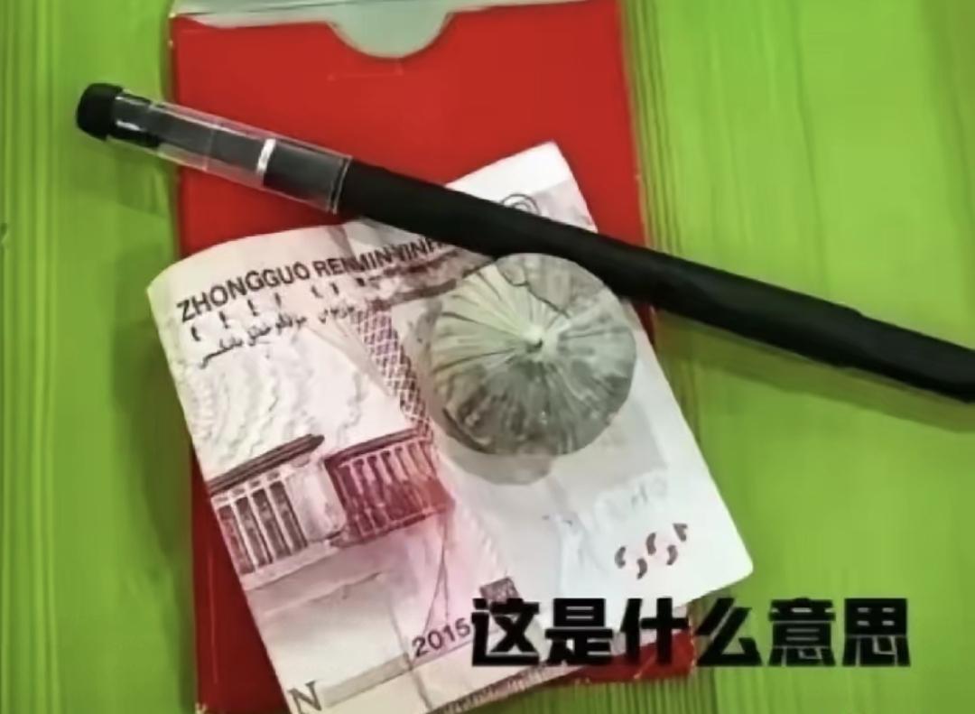 那天婚礼桌上，本该堆着三十万现金，结果只放了一支钢笔、一张红票子和一把老式油纸伞