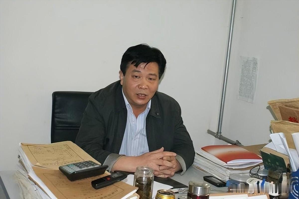 1997年，一名男子持枪抢劫运钞车，劫走79万元现金后成功潜逃。令人意想不到的是