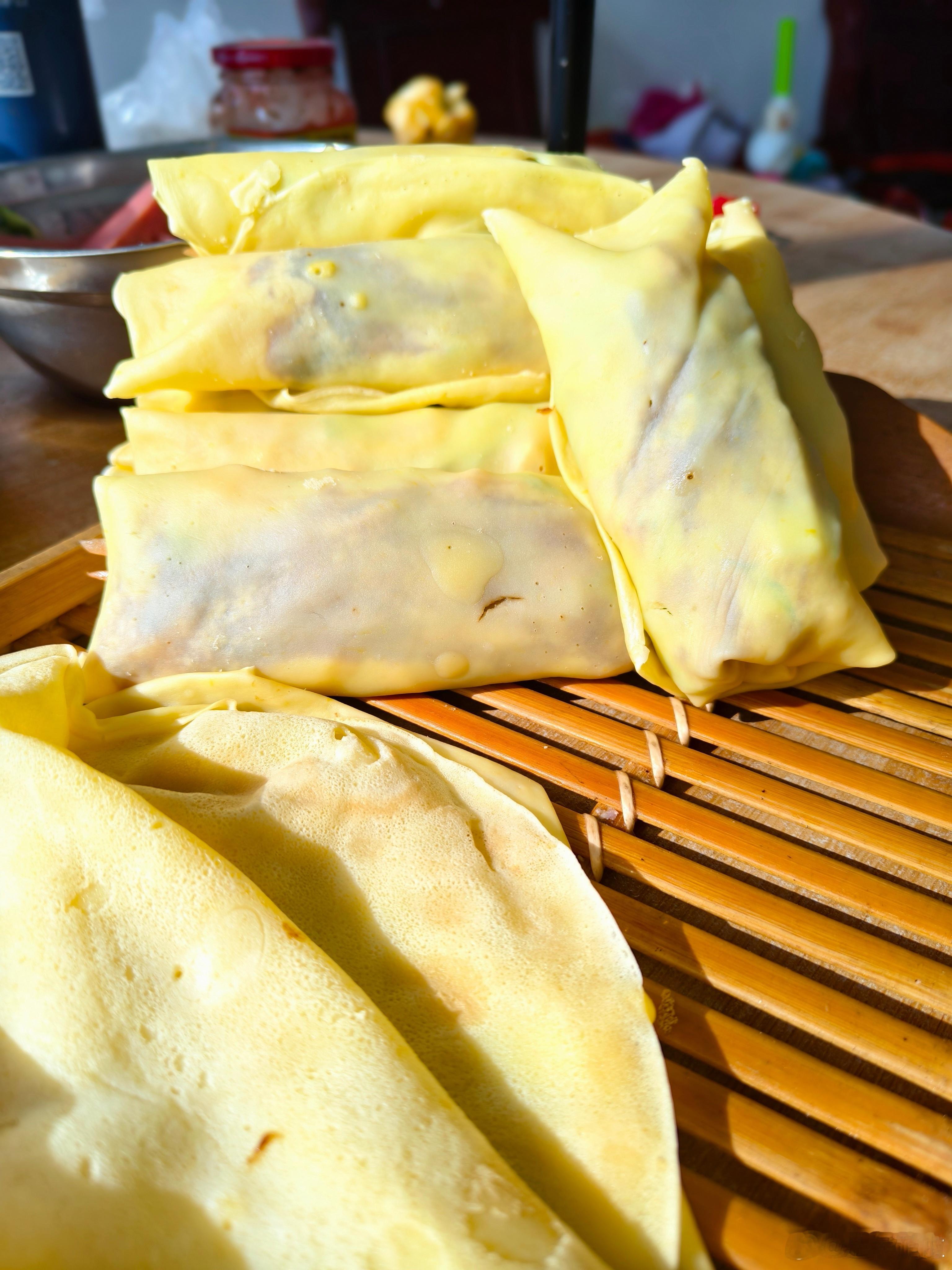 今天立春咱们准备吃春饼超市里采购两根黄瓜，一根胡萝卜，一点香菇，菠菜还有火腿肠，