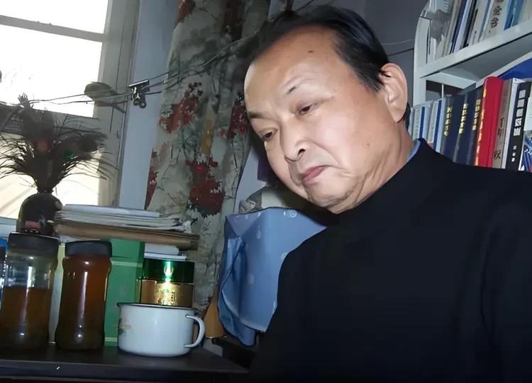 2004年12月，瑞丽海关，一个穿灰夹克的中年男人低头过检。没人认出他是聊城中学