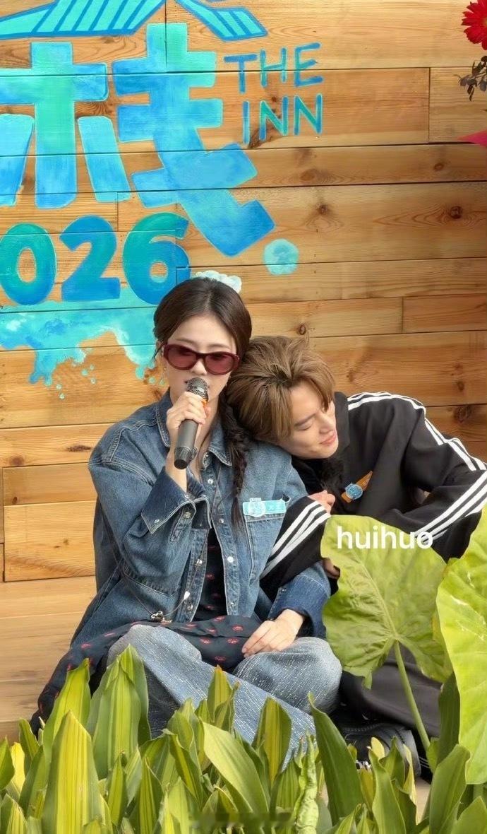 这个王鹤棣和白鹿你俩是不是有点不拿我们当外人了王鹤棣依偎在白鹿肩上二搭一个试试