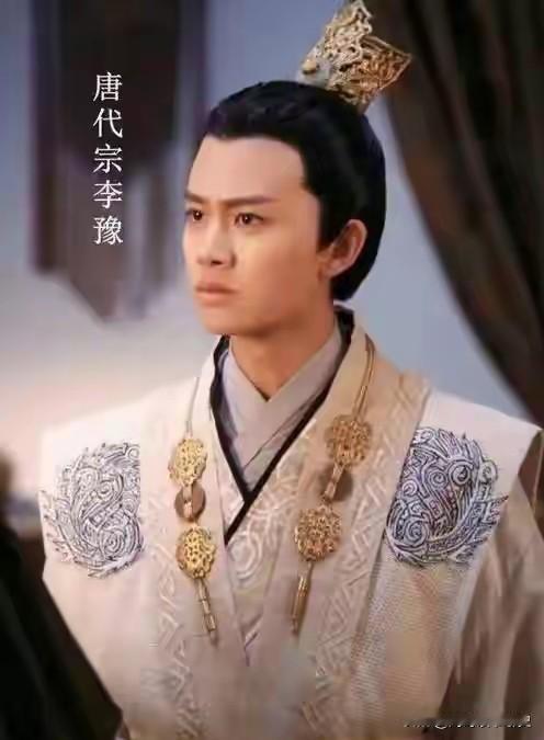 762年，一个太监拍着新皇帝的肩膀说：你在宫里坐着，外面事听我的。满朝文武，